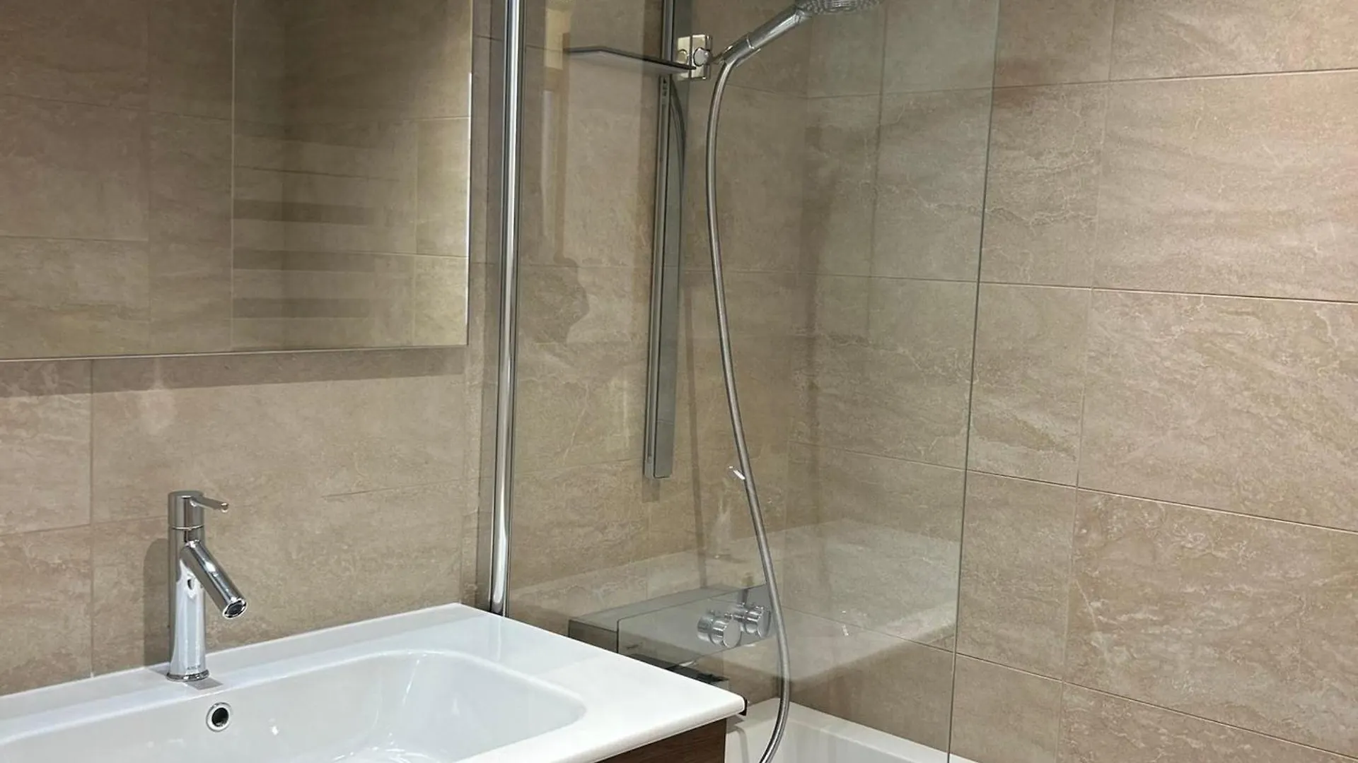 Bel Appartement Neuf Aux Gets, Proche Des Pistes, Avec Terrasse Et Parking Securise - Fr-1-623-335 Les Gets 0*,  France